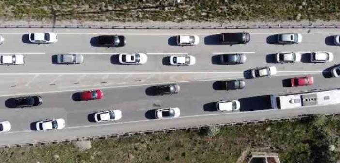 43 ilin geçiş noktasında trafik yoğunluğu: Tatilcilerin dönüş yolcuğu sürüyor