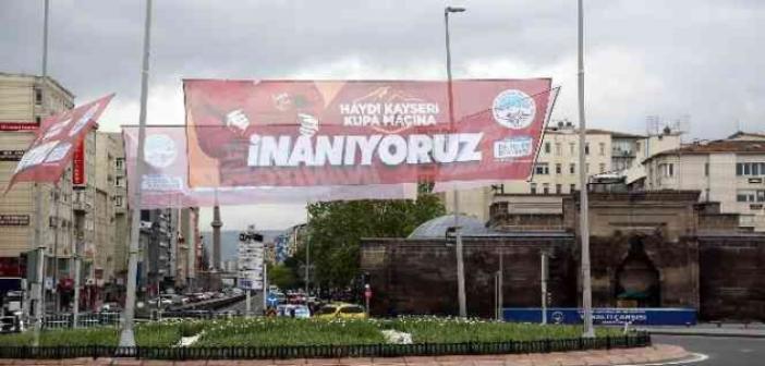Başkan Büyükkılıç’tan Kayserispor’a pankartlı destek