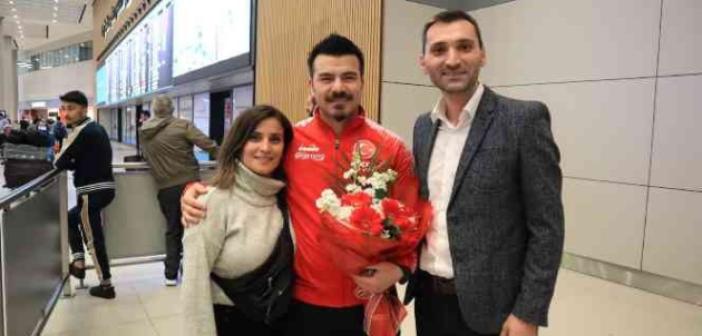Milli Karateci Sabri Kıroğlu havaalanında karşılandı