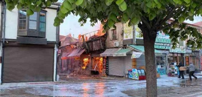 Bolvadin’de çarşıda çıkan yangında 15 iş yeri alevlere teslim oldu