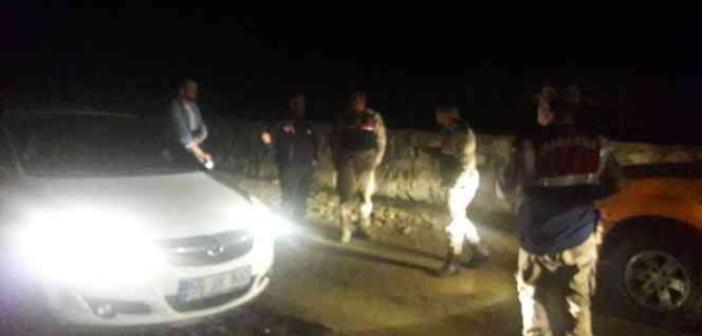 Çamurlu yolda mahsur kalan otomobildeki 2 kişi, AFAD ekiplerince kurtarıldı