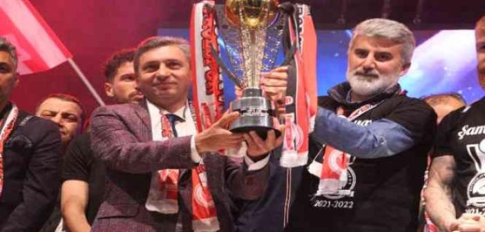 Hande Yener Batman Petrolspor’un şampiyonluk kutlamaları için sahneye çıktı
