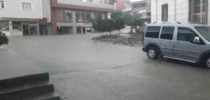 Tuzluca’da sağanak yağış cadde ve sokakları göle çevirdi