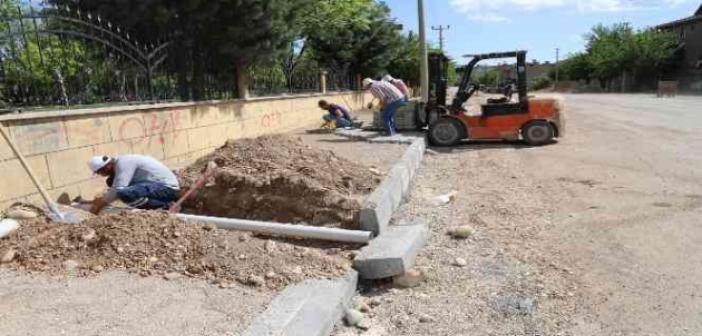 Kahta’nın işlek caddelerinde kaldırım çalışmaları başladı