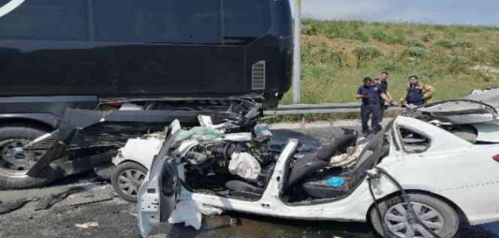 Otomobil yolcu otobüsüne çarptı: Anne öldü, baba ve oğlu ağır yaralı