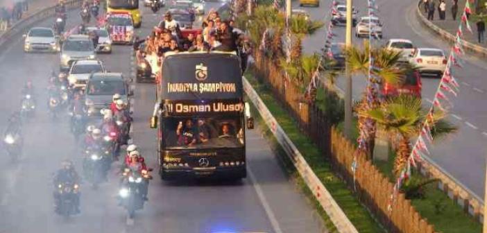 Trabzonspor kafilesi şampiyonluk kutlamaları için üstü açık otobüsle stada gitti