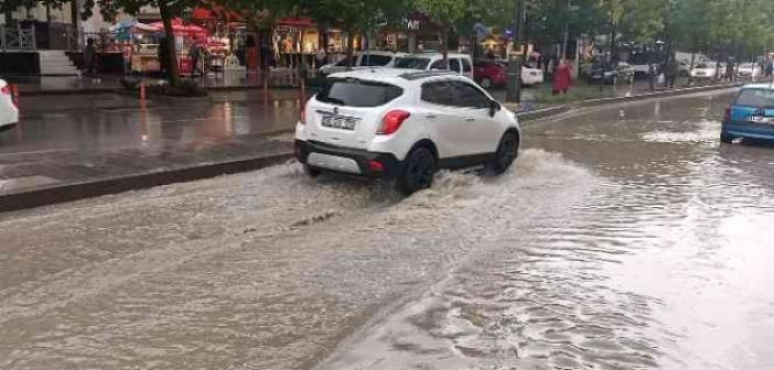5 dakikalık yağışla Kırşehir Belediyesi’nin altyapı sorunları ortaya çıktı