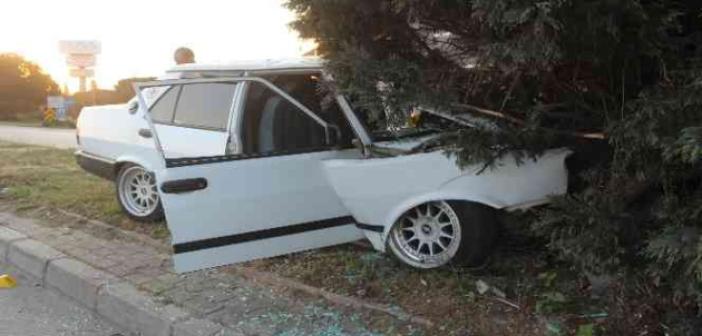 Manisa’da otomobil refüjdeki ağaca çarptı: 1 ölü, 1 ağır yaralı