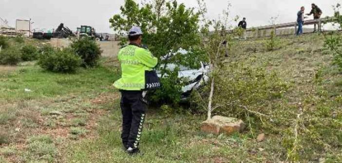 Sivas’ta otomobil şarampole uçtu: 2 yaralı
