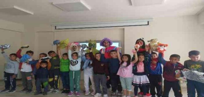 Kırsal mahalle okullarındaki öğrencilerle oyuncaklarını paylaştılar