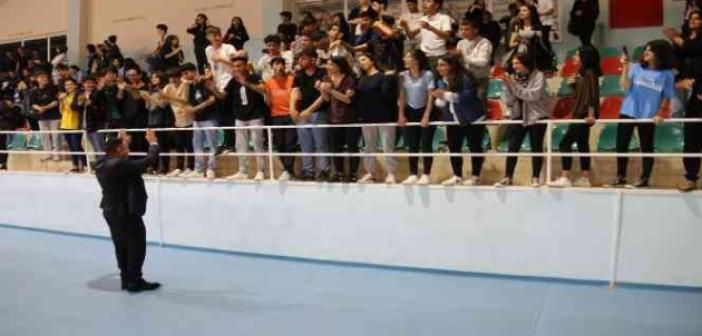 Başkan Beyoğlu liselilerin voleybol maçı heyecanına ortak oldu