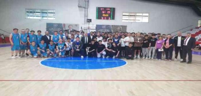 Genç Erkekler Futsal ve Basketbol şampiyonaları kupalarını aldı
