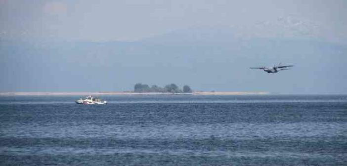 Beyşehir Gölü üzerinde bot ve paraşütçü atma tatbikatı
