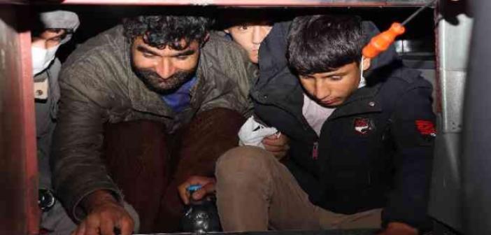 Erciş’te 2 otobüsün gizli bölmelerinde 47 düzensiz göçmen yakalandı