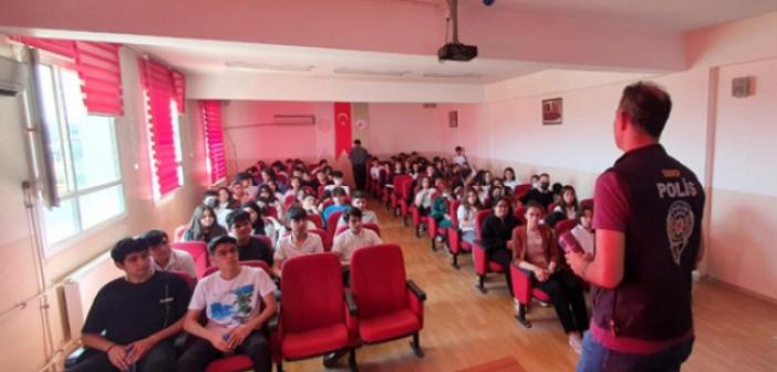 Osmaniye polisinden öğrencilere güvenli internet kullanımı eğitimi