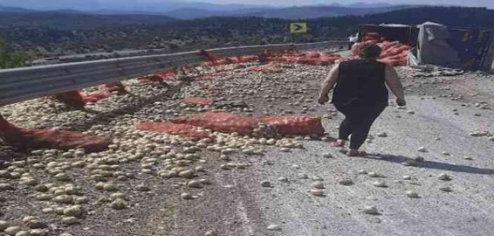 Antalya’da sebze yüklü kamyon devrildi: 1 yaralı