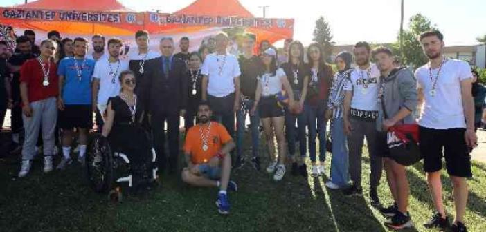 Uluslararası gençlik festivalinde dereceye giren sporculara ödül