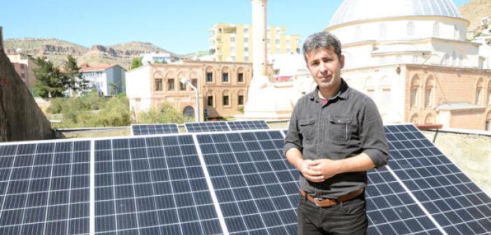 VİDEO- Aile hekimi, elektrik kesintilerine karşı dama güneş panelleri yerleştirdi!