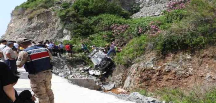 Hatay’da kaza: Araçta mahsur kalan yaralı kurtarıldı