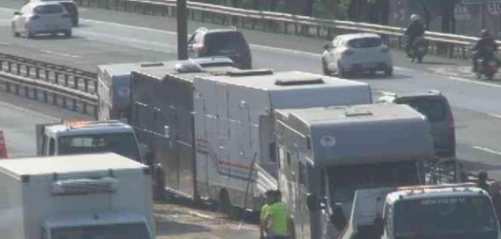 Film çekimine giden karavan zincirleme trafik kazasına neden oldu