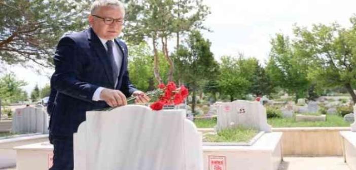 Vali Şimşek, Sivassporlu taraftarların mezarına karanfil bıraktı
