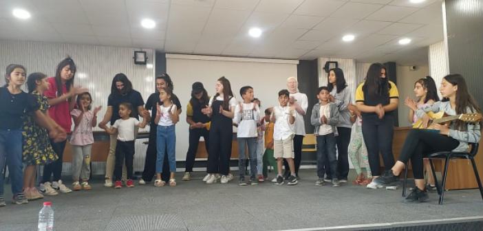 Liseli Öğrencilerden, İlkokul öğrencilerine tiyatro gösterisi