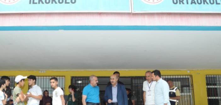 LGS’ye Giren Öğrencileri Valinin kendisi karşıladı