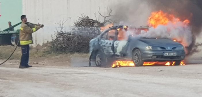 Park halindeki otomobil alev alev yandı