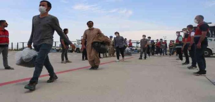 Iğdır’da 8 günde bin 237 Afgan göçmen uçak ile ülkelerine gönderildi