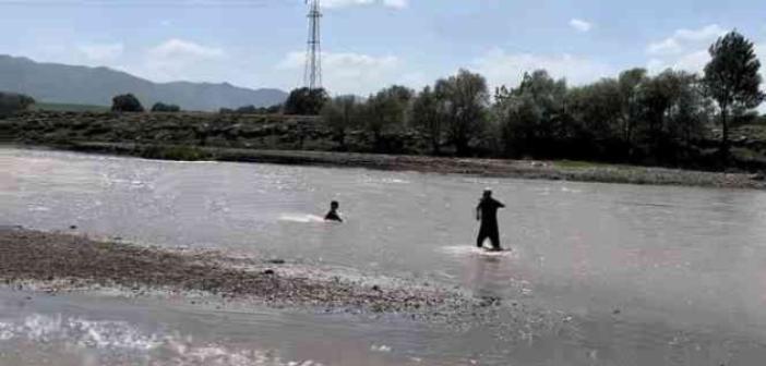Murat Nehri’nde mahsur kalan çocuğun yardımına vatandaş yetişti