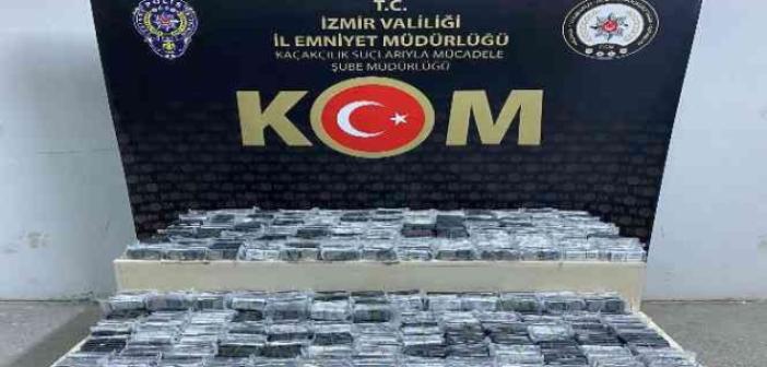 İzmir’de 990 gümrük kaçağı cep telefonu ele geçirildi