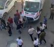 VİDEO- Sokak ortasında boğazından bıçaklanan genç ağır yaralandı