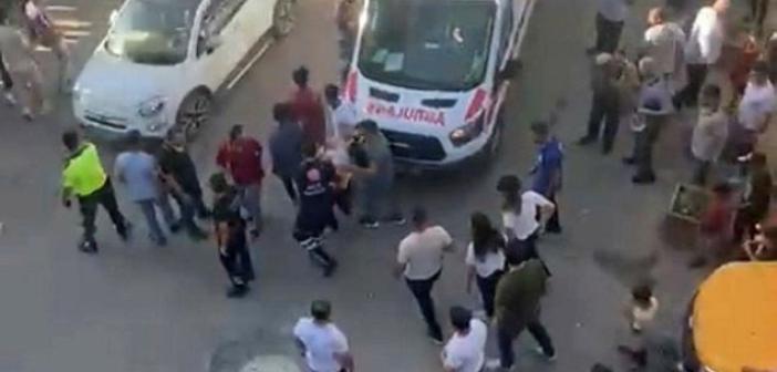 VİDEO- Sokak ortasında boğazından bıçaklanan genç ağır yaralandı