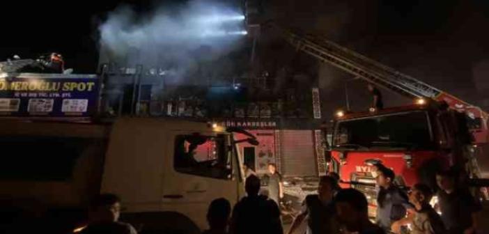 Diyarbakır’da gıda toptancılar sitesinde yangın çıktı. Yaklaşık iki saattir kontrol altına alınmaya çalışılan yangında söndürme çalışmaları devam ediyor.