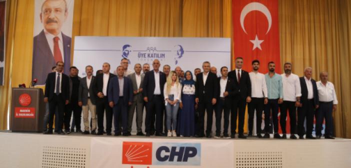 VİDEO- CHP Genel Başkan Yardımcısı Salıcı, partisine katılanlara rozet taktı