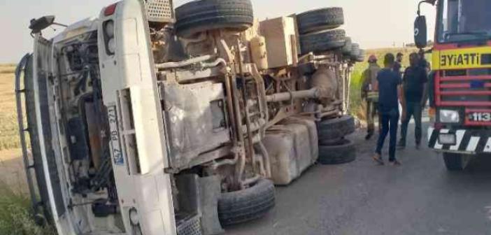 Mardin’de buğday yüklü tır devrildi: 2 yaralı