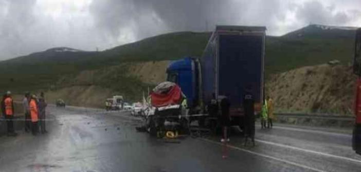 Erzurum’da kamyonet tırla çarpıştı: 2 ölü