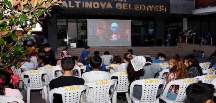 Altınova’da açık sinema keyfi