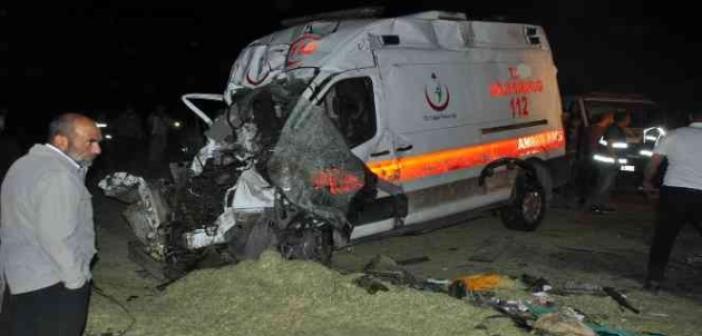 Ambulans traktöre çarptı: 5 yaralı