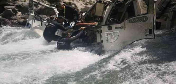 Alanya’da devrilen kamyondaki 1 kişi Alara Çayının sularına kapılarak kayboldu