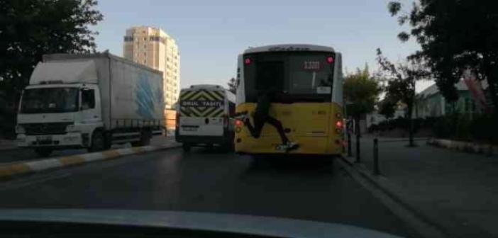 Sultanbeyli’de İETT otobüsüne takılan patenli gençten tehlikeli hareketler