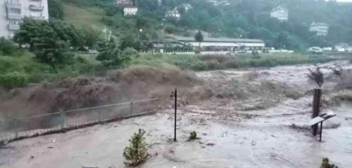 Derelerin taşma riskine karşı iş yerlerinin açılmaması ve alt katta oturanların üst katları çıkması istendi