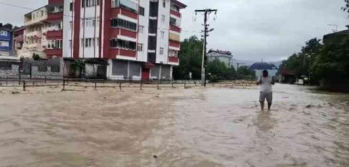 Gökçebey’de dere taştı, yollar su altında kaldı