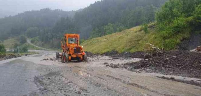 Kastamonu’da heyelan nedeniyle yollar trafiğe kapatıldı