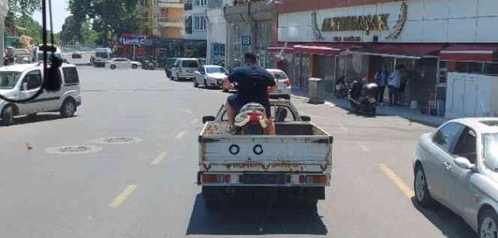 Tekirdağ’da ilginç yolculuk: Motosiklet asfaltta değil, kamyon kasasında