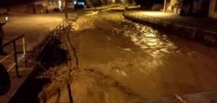 Zonguldak’ın Gökçebey ilçesinde taşan dereler sebebiyle sel nöbeti tutuluyor