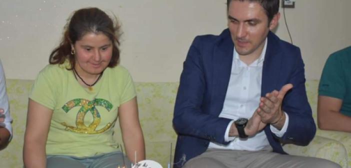 Kaymakam Çakır'dan Down sendromlu genç kıza doğum günü sürprizi