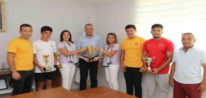 Mezitli Belediyesinin sporcuları kupalarını Başkan Tarhan’a getirdi