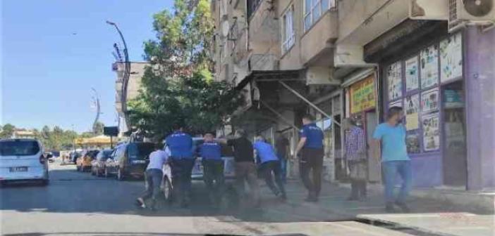 Polisler yolda kalan sürücüye yardım etti