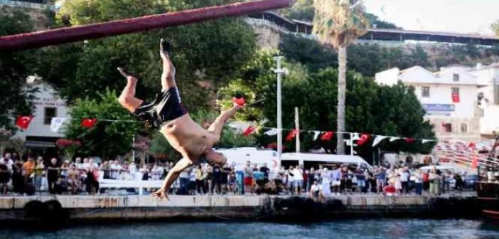 Antalya’da iptal edilen yağlı direk bayrak yarışması renkli görüntülere sahne oldu